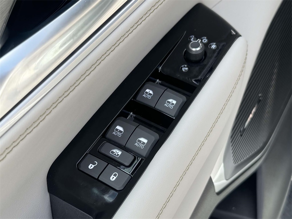2025 Jeep Wagoneer Daytona R/T photo 26
