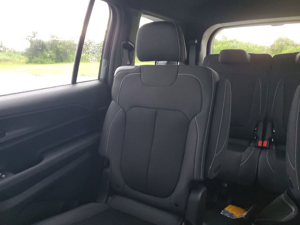 2025 Jeep Grand Cherokee Laredo Altitude photo 11