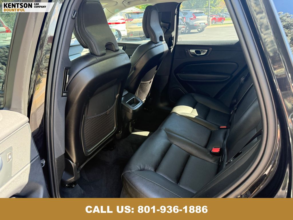 2025 Volvo XC60 B5 Plus photo 31