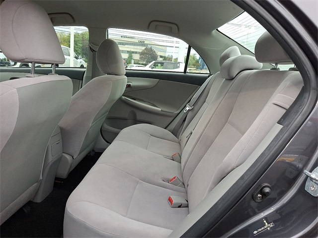 2011 Toyota Corolla LE photo 17