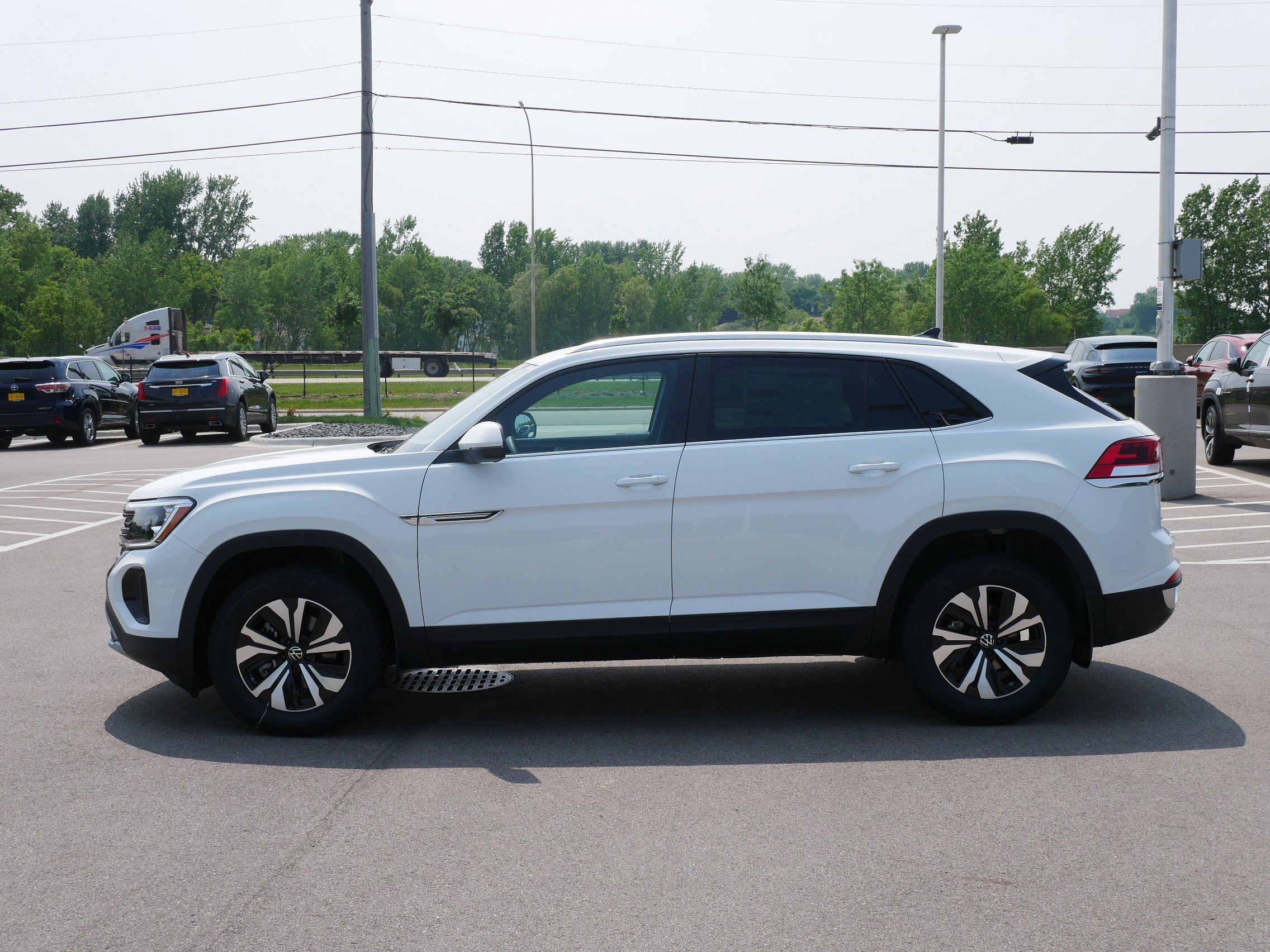 2025 Volkswagen Atlas Cross Sport SE photo 3