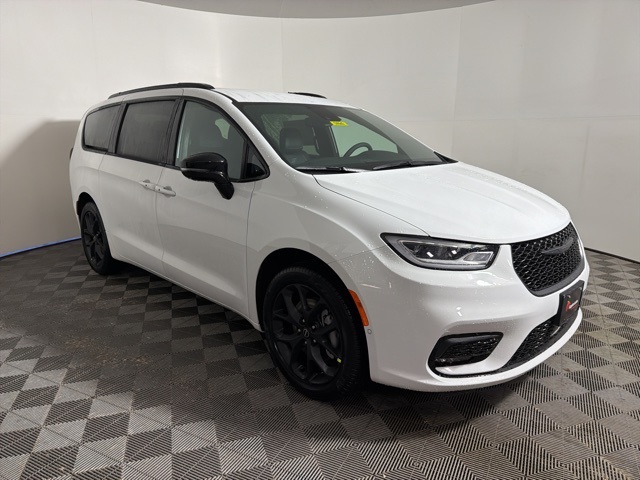 2026 Chrysler Pacifica Select's photo