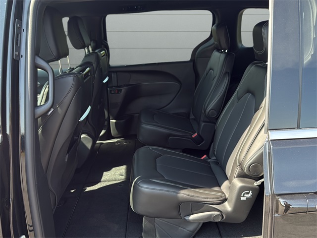 2026 Chrysler Pacifica photo 16