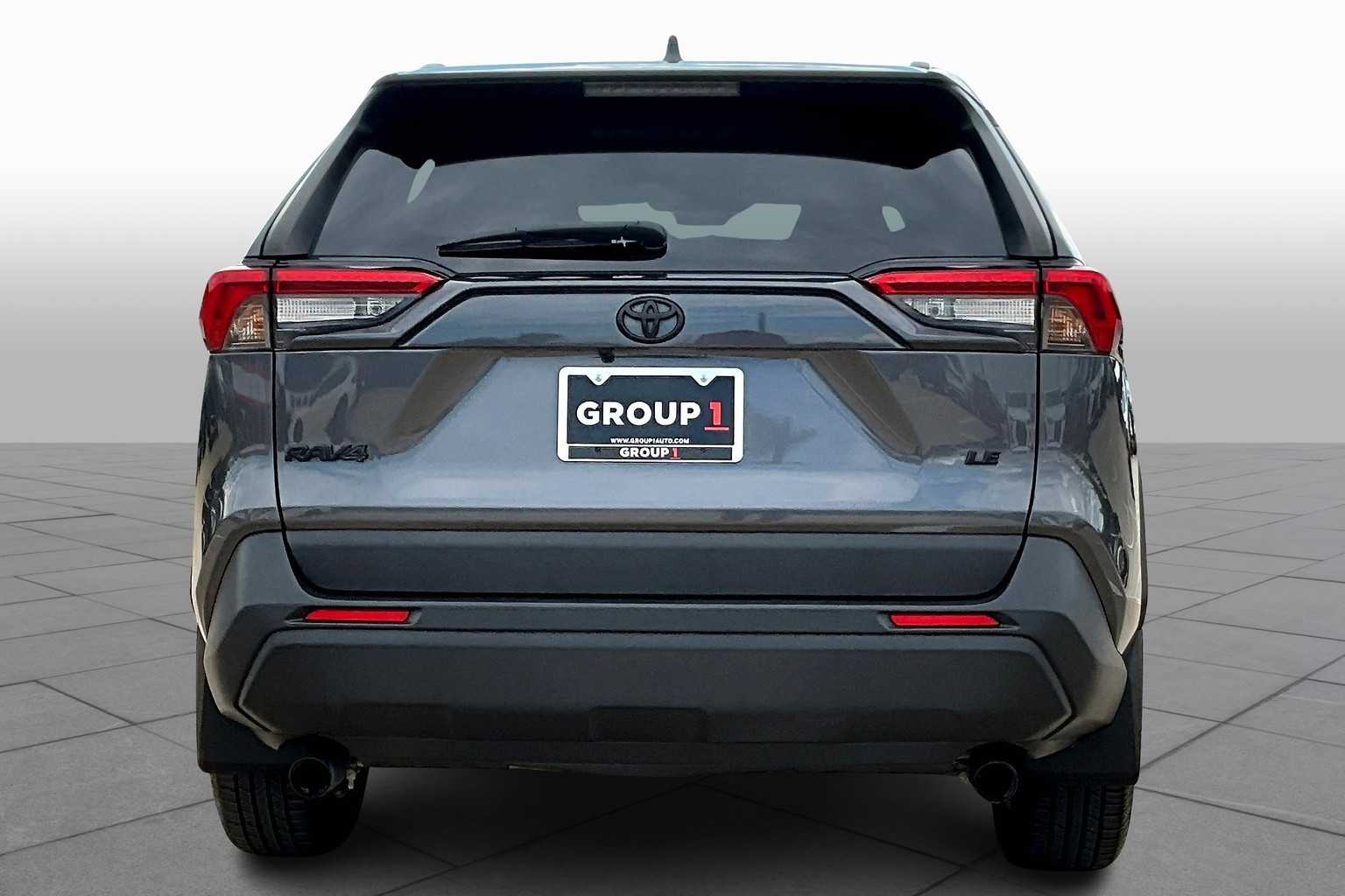 2021 Toyota RAV4 LE photo 4