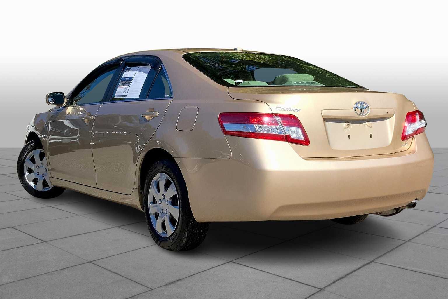 2010 Toyota Camry LE photo 11