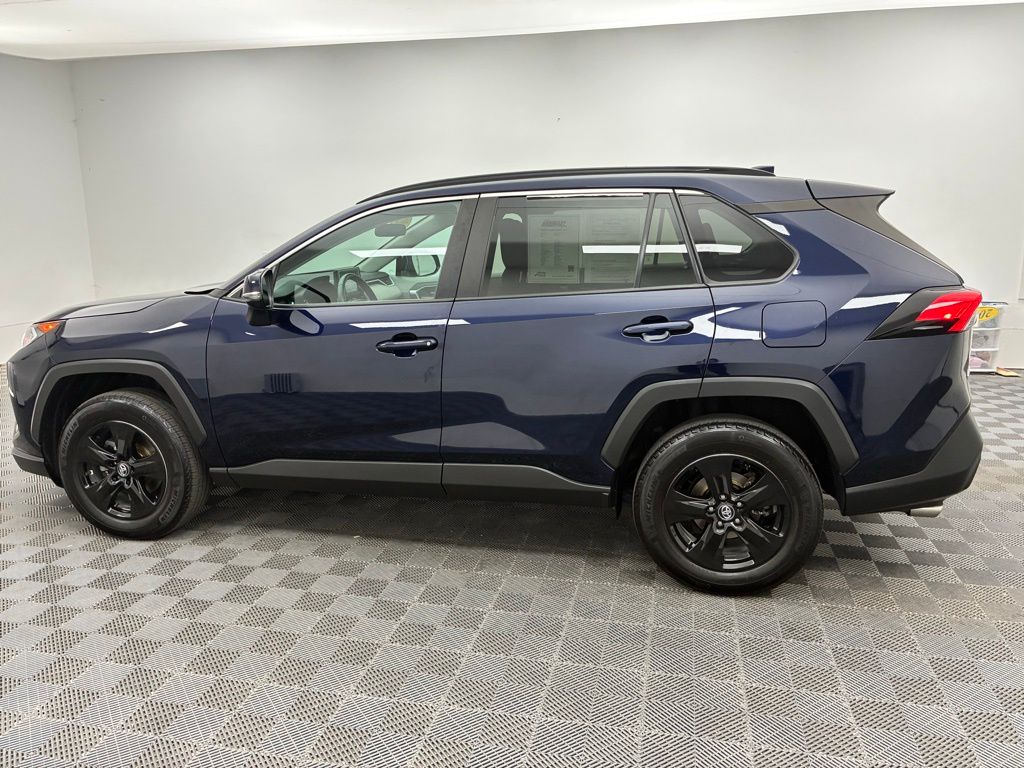 2020 Toyota RAV4 XLE photo 2