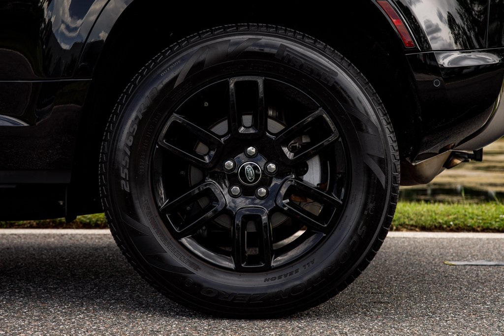 2023 Land Rover Defender 110 S photo 11