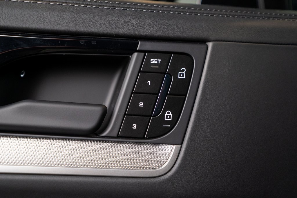 2025 Porsche Cayenne photo 18