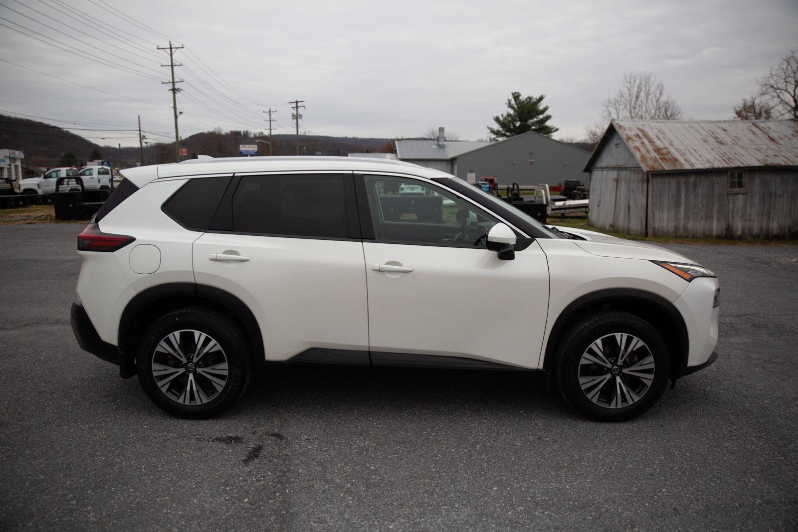 2021 Nissan Rogue SV photo 2