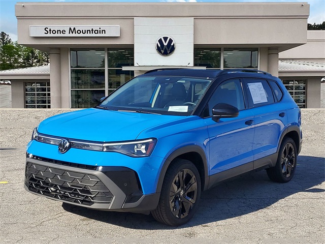 2025 Volkswagen Taos SE Black's photo