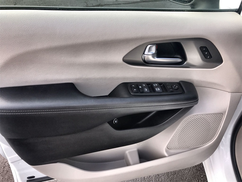 2023 Chrysler Pacifica Hybrid Touring L photo 13