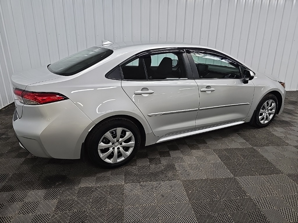 2022 Toyota Corolla LE photo 3