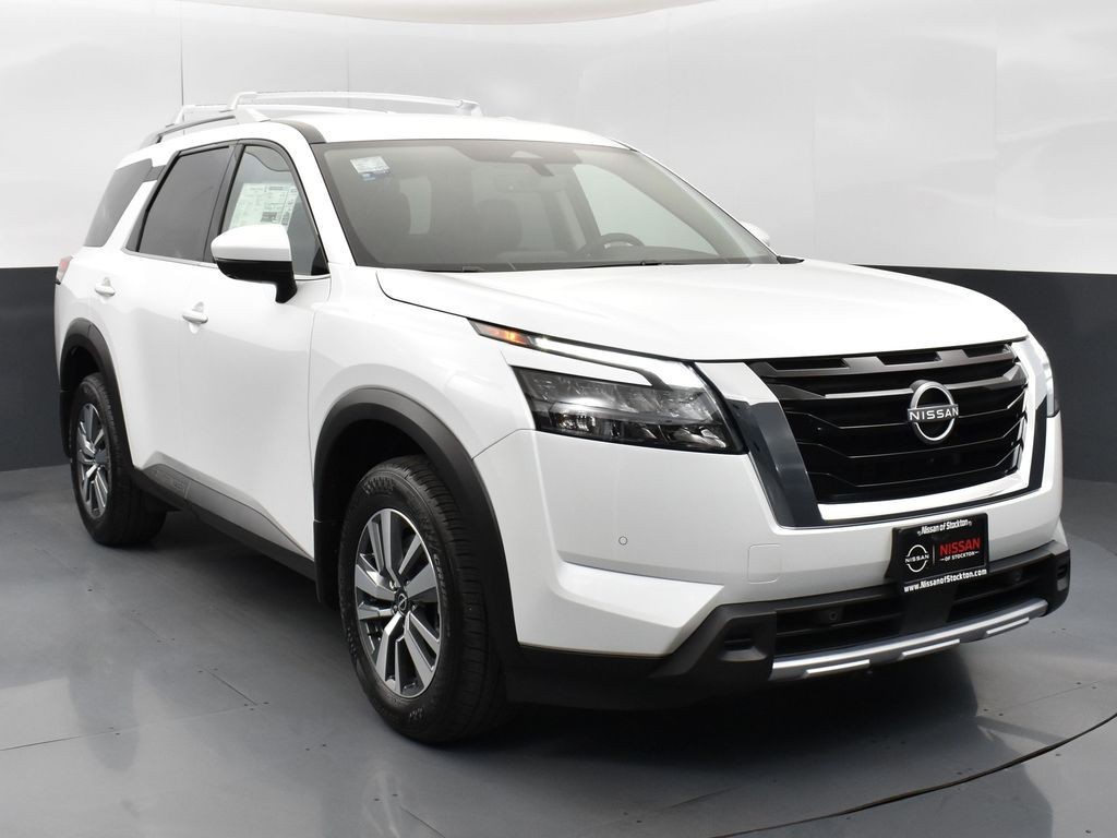 2025 Nissan Pathfinder SL's photo