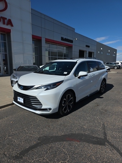 2025 Toyota Sienna Platinum's photo