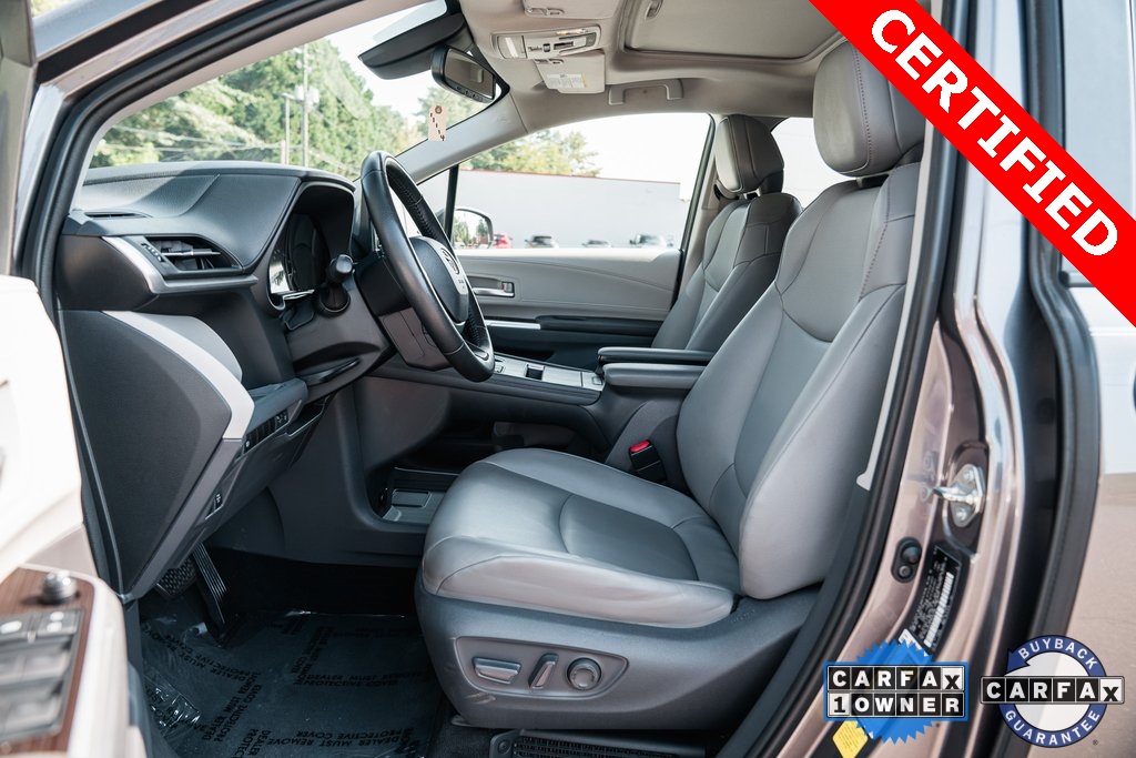 2021 Toyota Sienna XLE photo 25