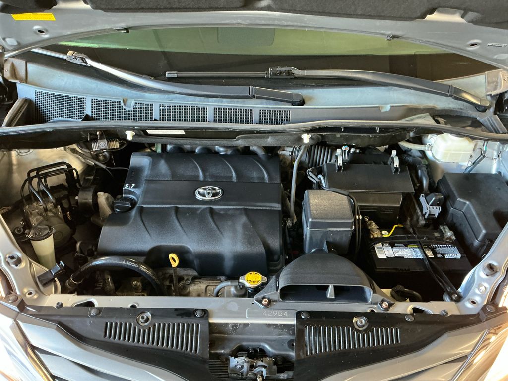 2013 Toyota Sienna XLE photo 13