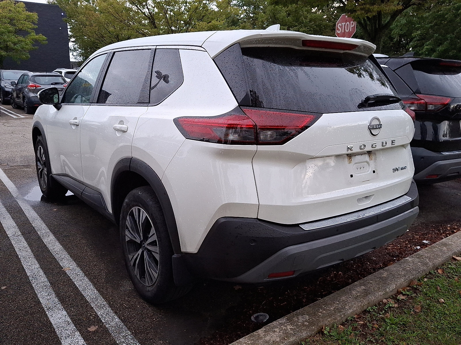 2022 Nissan Rogue SV photo 2