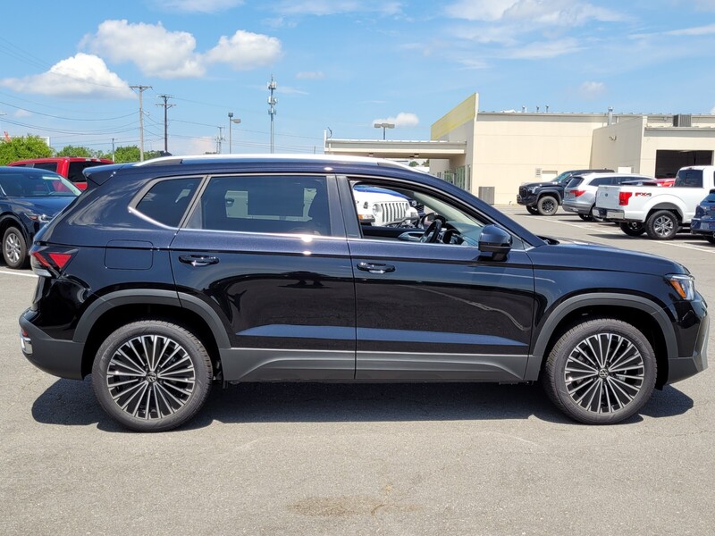 2025 Volkswagen Taos SE photo 2