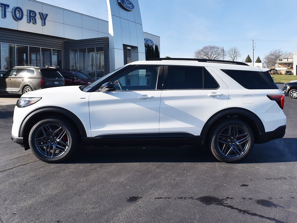 2026 Ford Explorer ST-Line photo 2