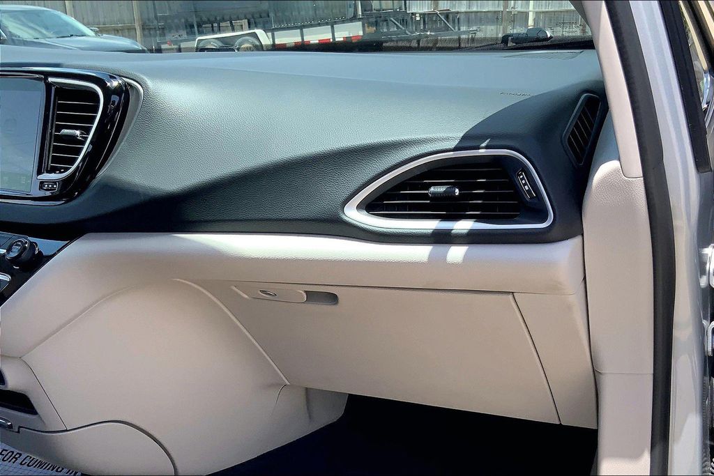 2024 Chrysler Pacifica Touring L photo 10