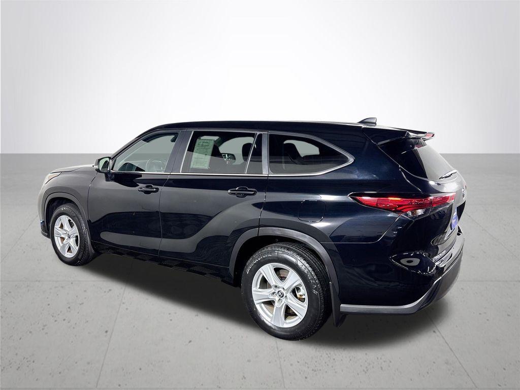 2023 Toyota Highlander LE photo 8