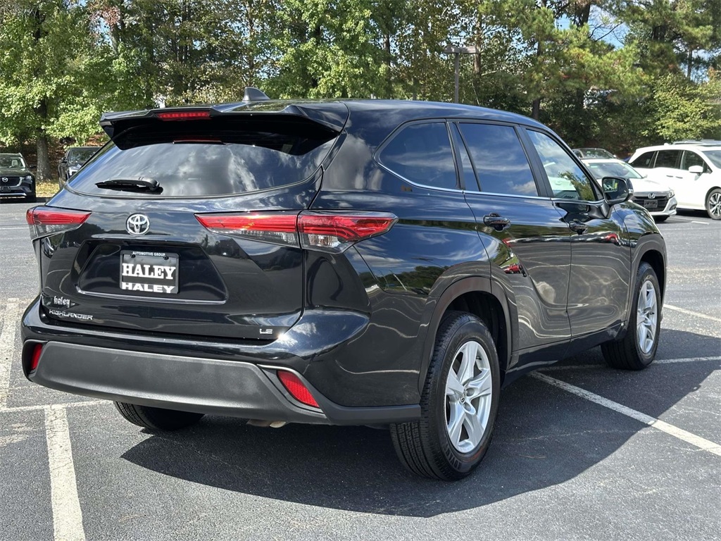 2023 Toyota Highlander LE photo 9