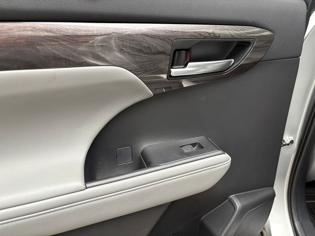 2024 Toyota Highlander Platinum photo 25