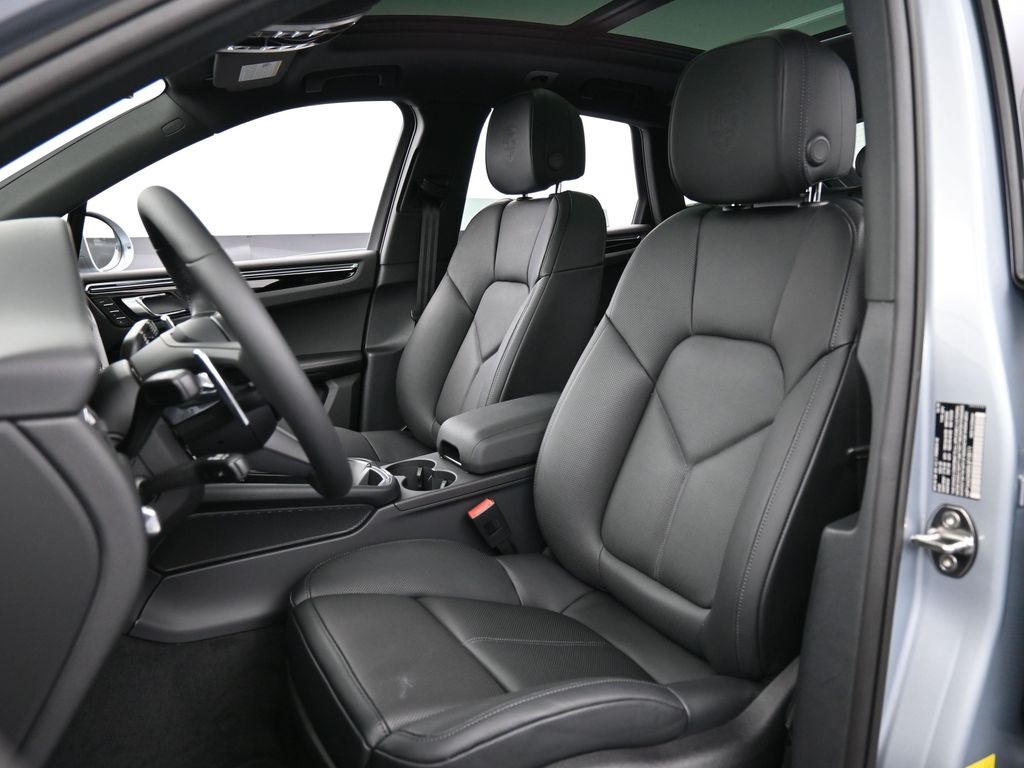 2025 Porsche Macan T photo 4