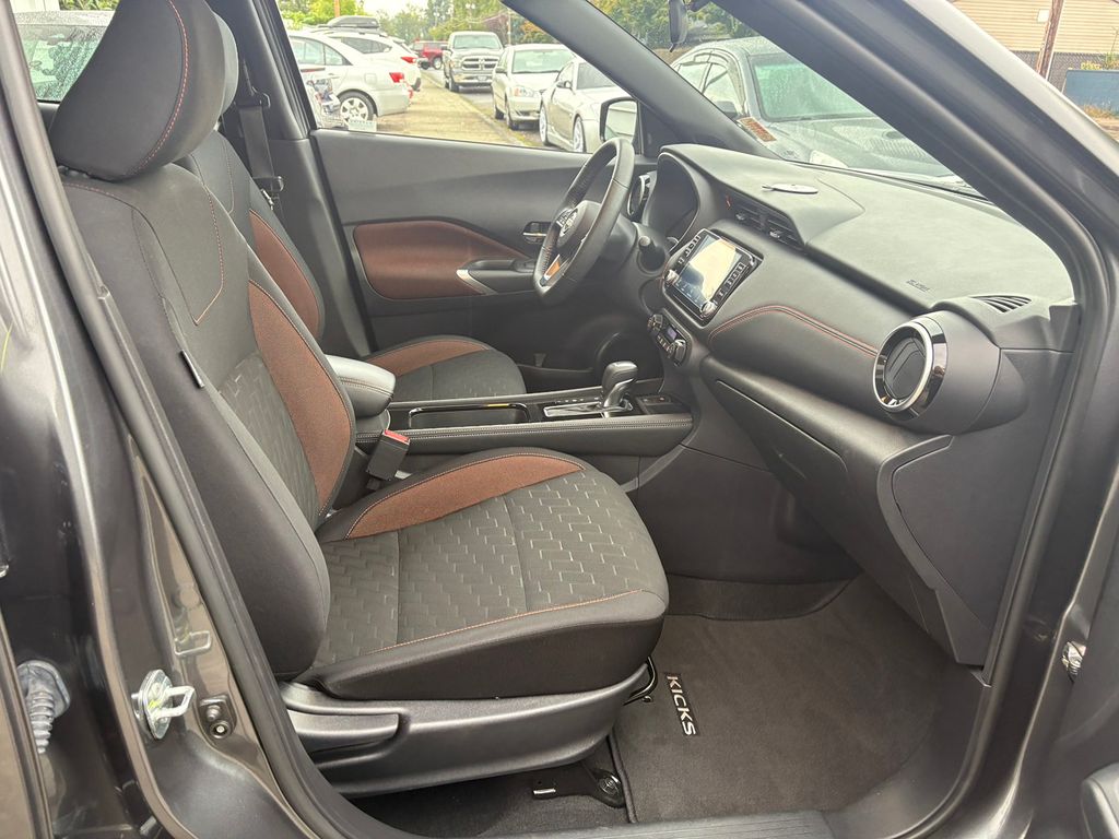2023 Nissan Kicks SR photo 23