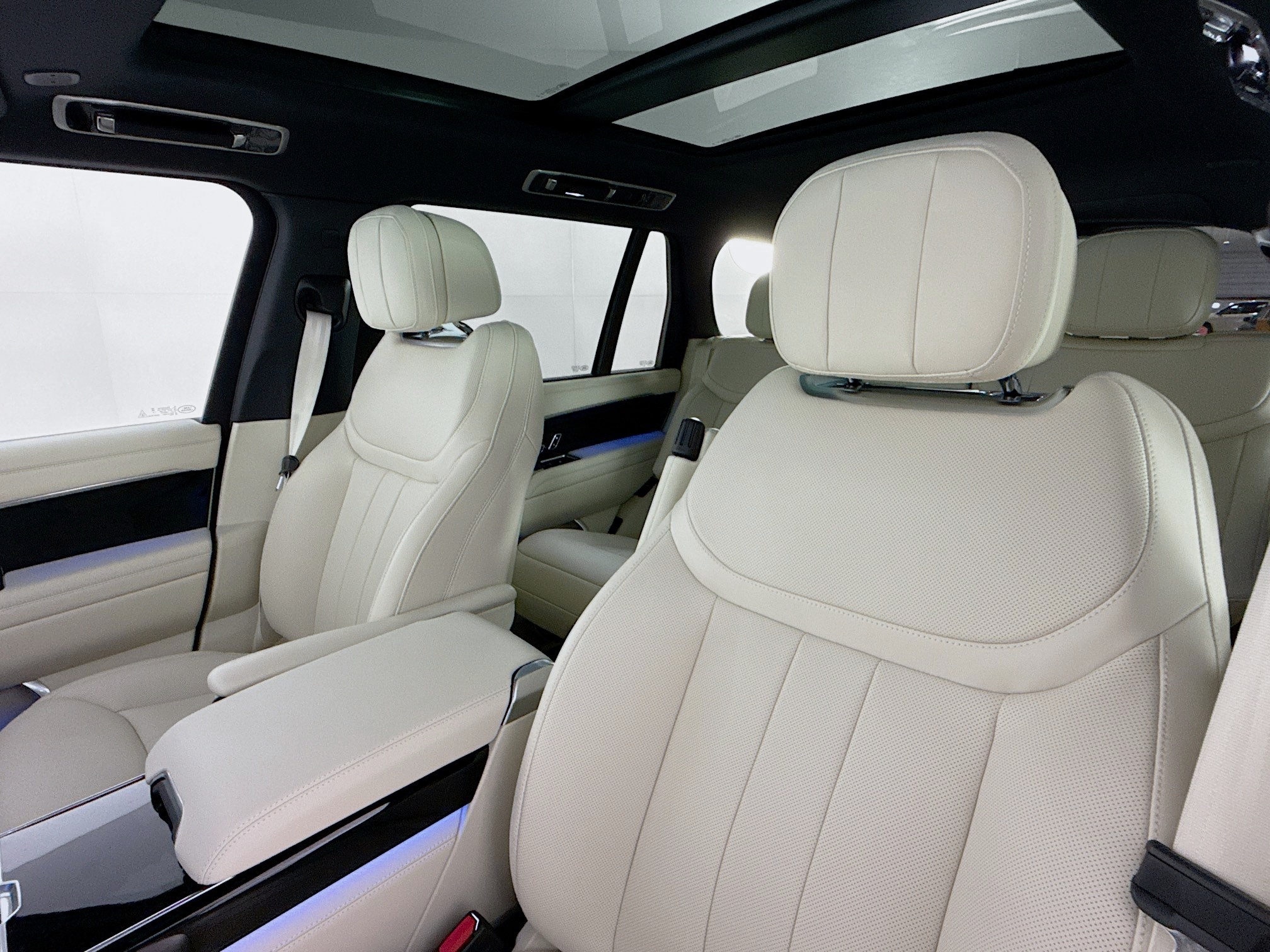 2025 Land Rover Range Rover SE photo 16