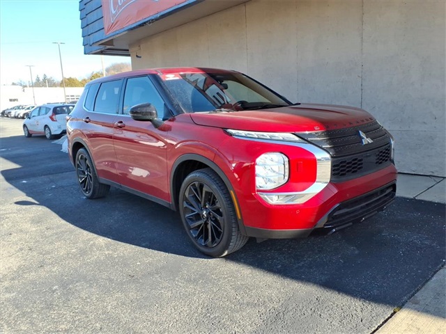 2022 Mitsubishi Outlander Black Edition's photo