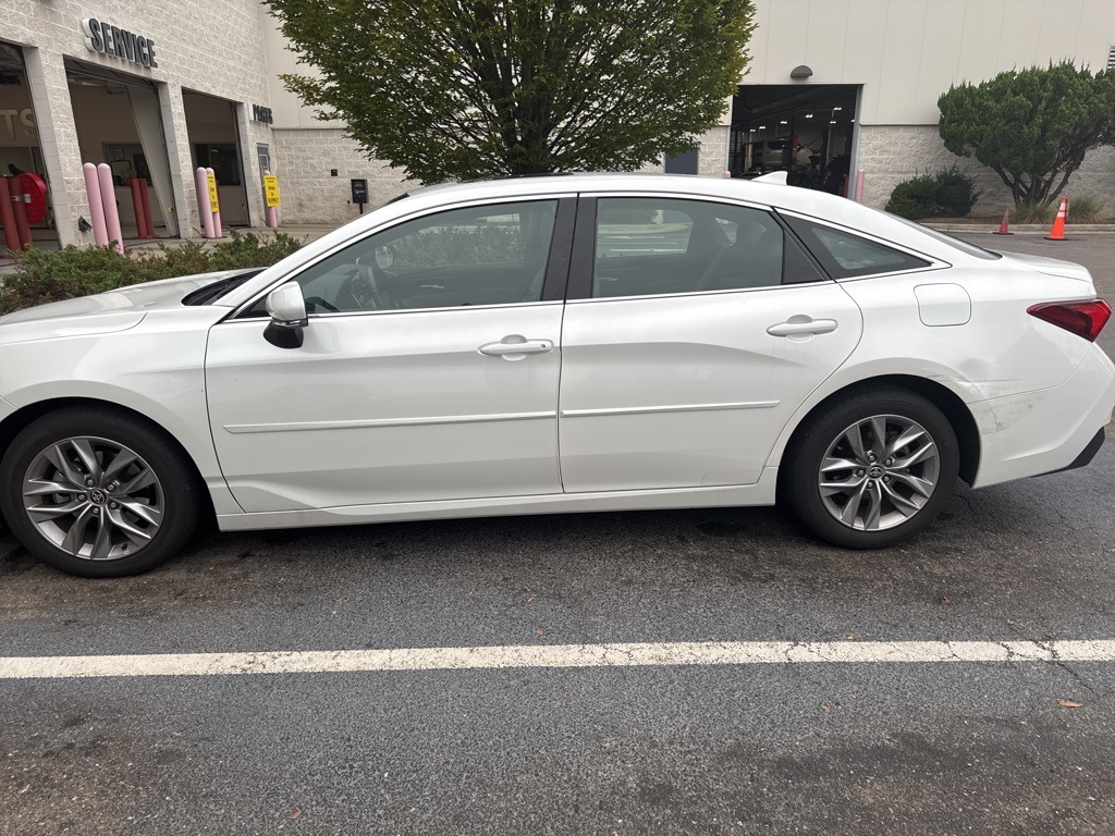 2022 Toyota Avalon XLE photo 2
