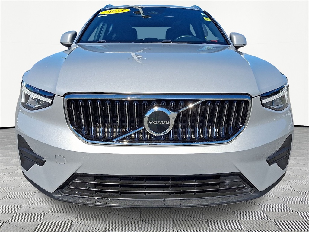 2025 Volvo XC40 Core photo 2