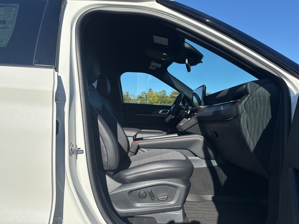 2025 Ford Explorer ST-Line photo 2