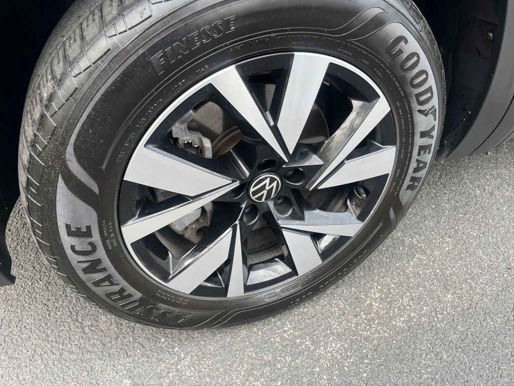 2022 Volkswagen Atlas Cross Sport SE photo 2