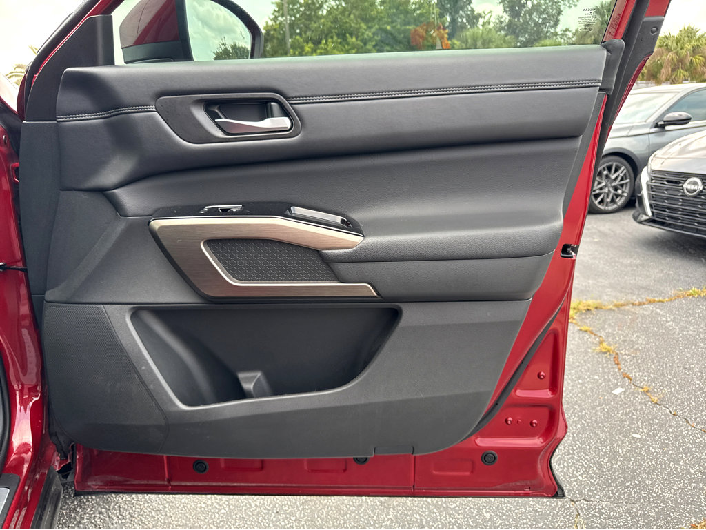 2024 Nissan Pathfinder Platinum photo 8