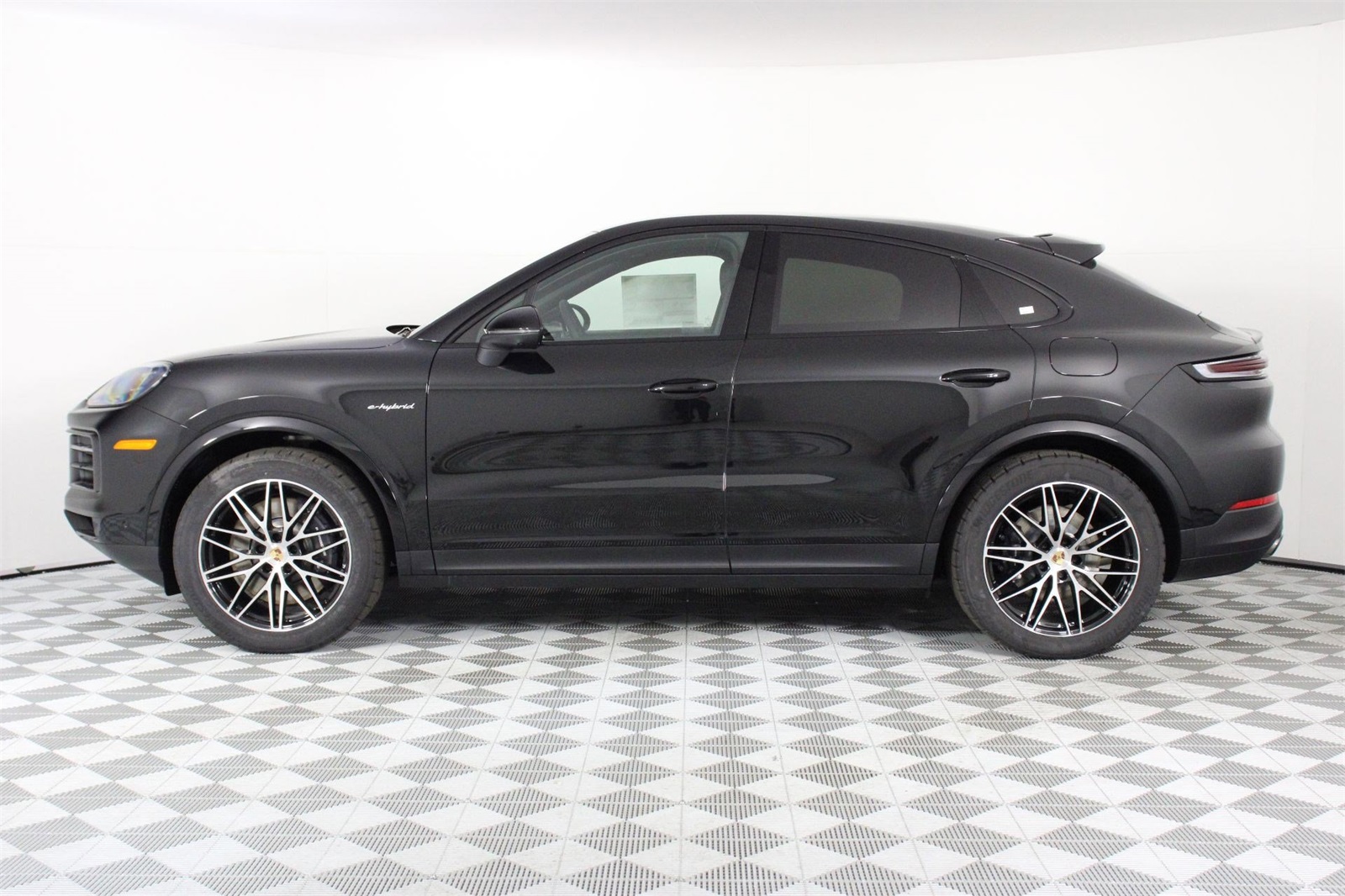 2025 Porsche Cayenne E-Hybrid Coupe photo 2