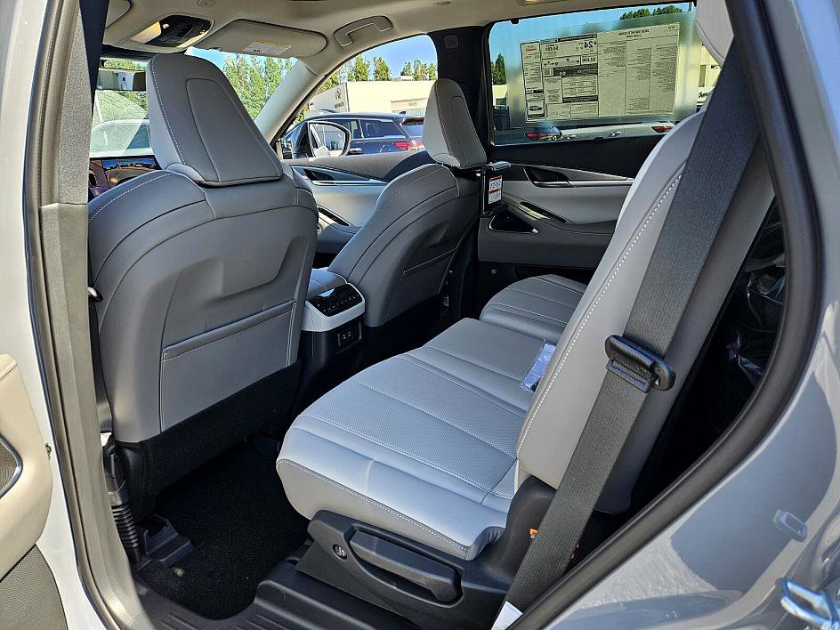 2026 Infiniti QX60 Luxe photo 8