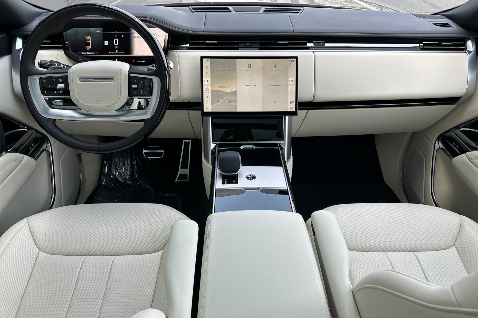 2025 Land Rover Range Rover SE photo 14
