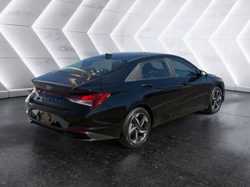 2023 Hyundai Elantra SEL photo 4