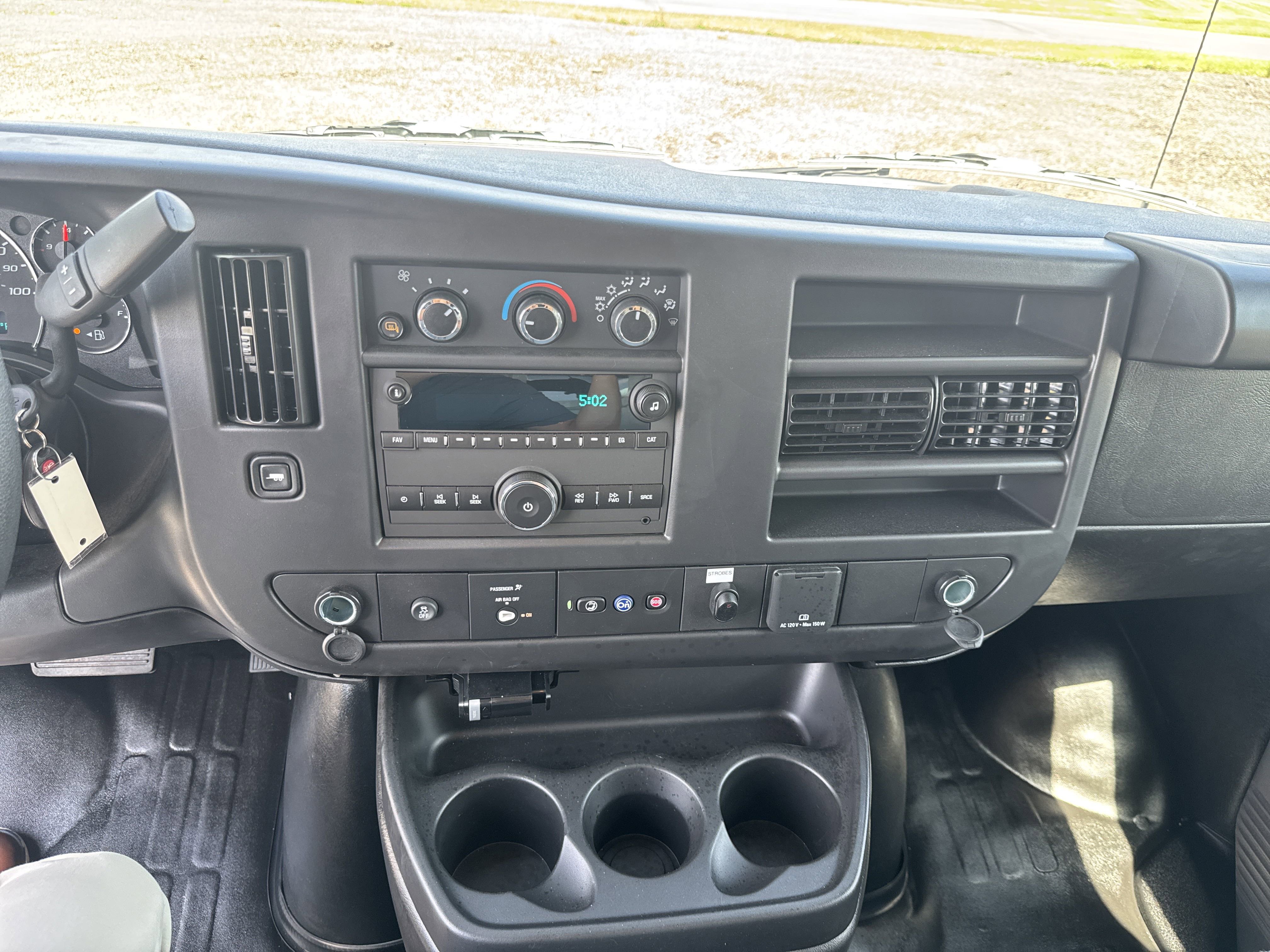 2024 Chevrolet Express Cutaway 3500 photo 4