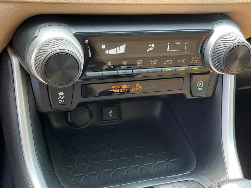 2021 Toyota RAV4 LE photo 11