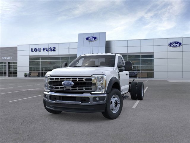 2025 Ford F-600 photo 2