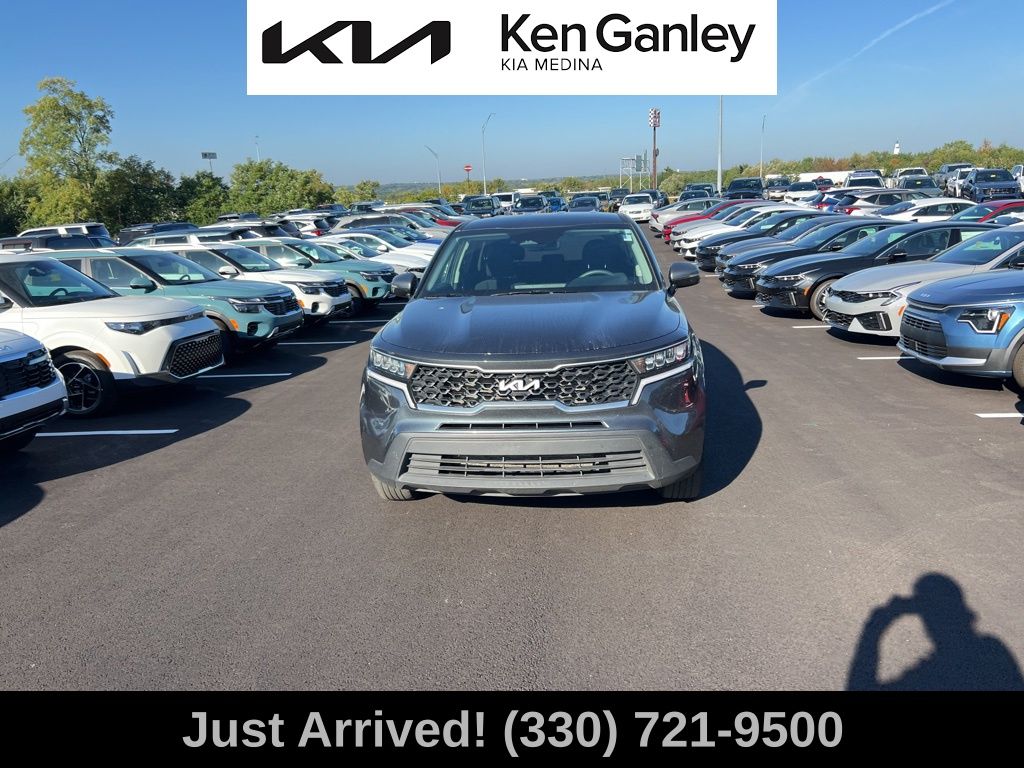 2023 Kia Sorento LX photo 2