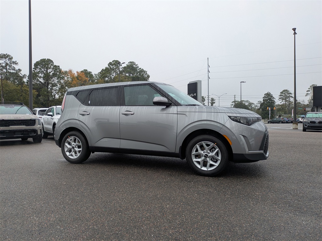 2025 Kia Soul LX's photo