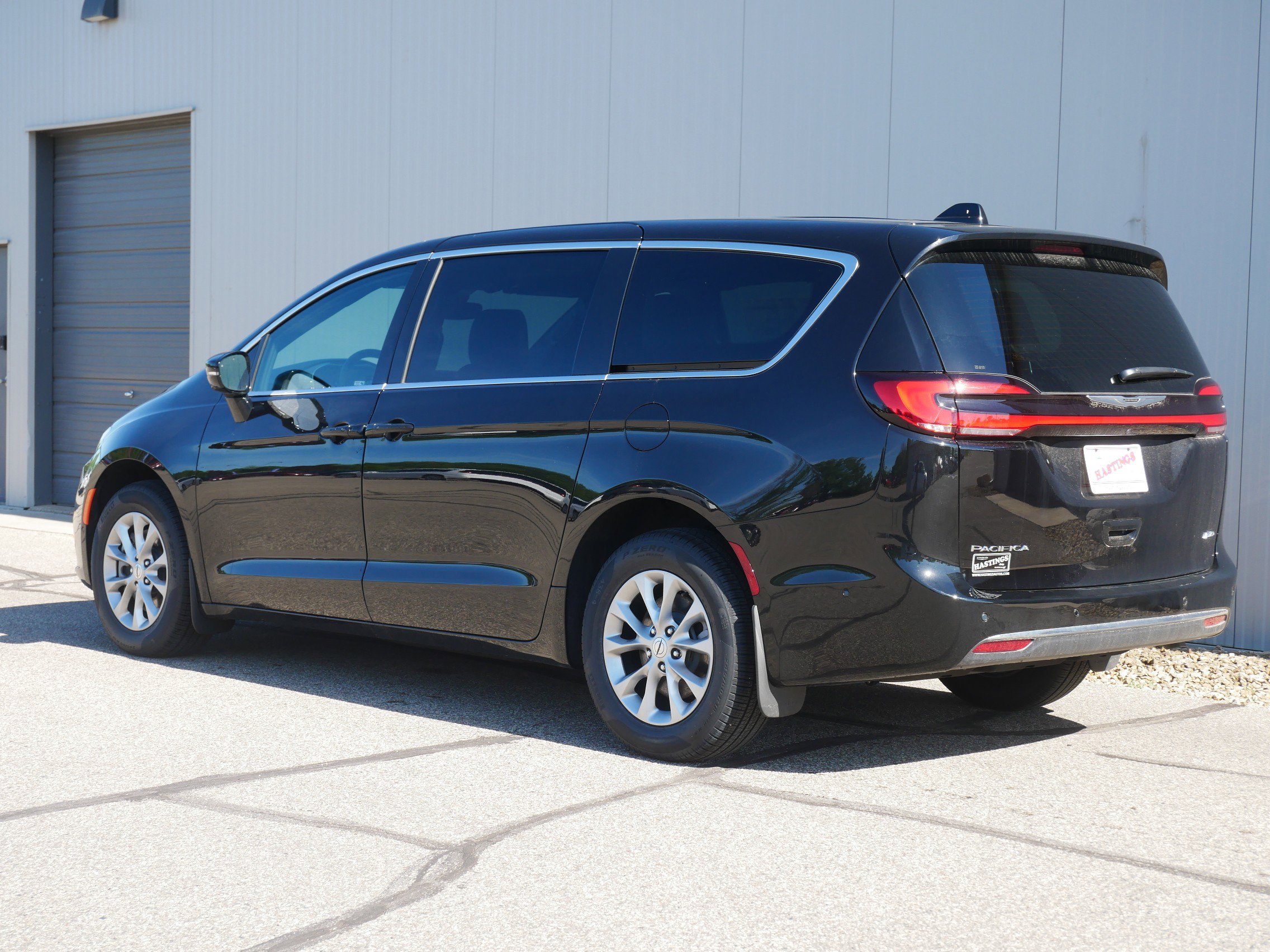 2025 Chrysler Pacifica photo 3
