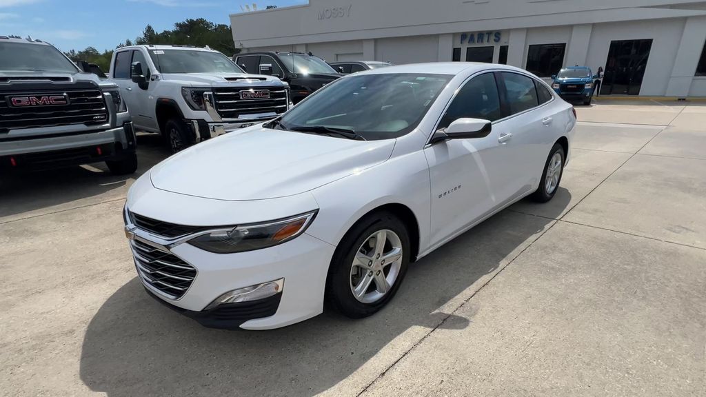 2024 Chevrolet Malibu 1LT photo 3