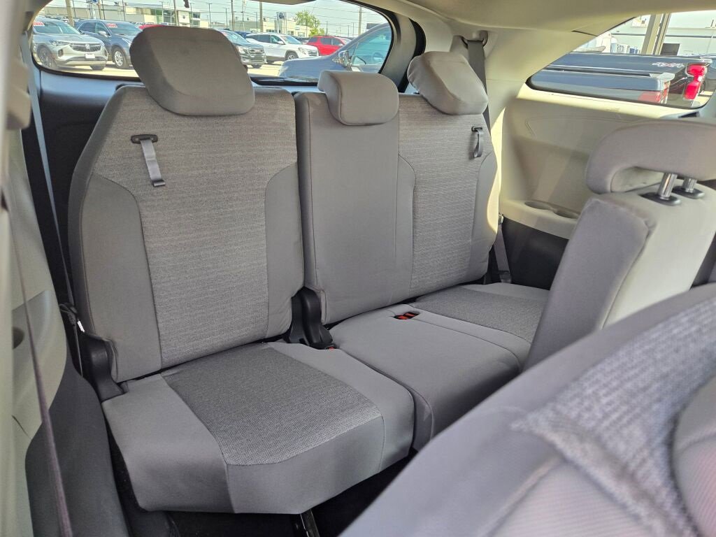 2021 Toyota Sienna LE photo 6