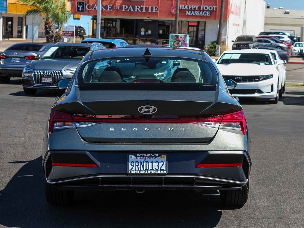 2024 Hyundai Elantra SEL photo 8