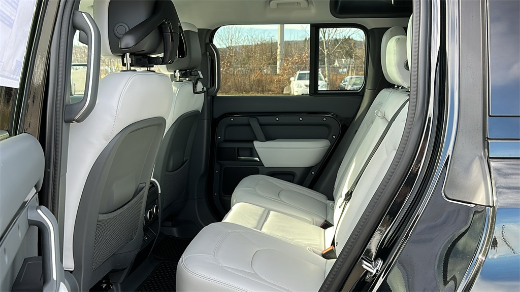 2025 Land Rover Defender 110 X-Dynamic SE photo 21